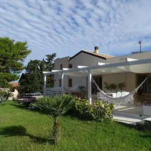 guesthouse-anchise-38.sicilyhotelsitaly.net/